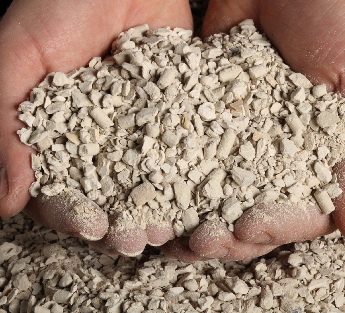 Clay Absorbent Granules 20 L Bag - Natural Clay - Image 2